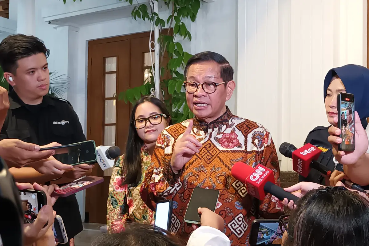 Gubernur DKI Jakarta Pramono Anung menggelar open house Idul Fitri 1446 Hijiriah di rumah dinas kawasan Taman Suropati, Jakarta Pusat. (Liputan6.com/Ika Defianti)
