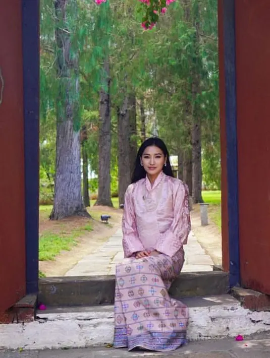 Perempuan yang pernah menempuh pendidikan di India ini puj tampil selalu elegan. Misalnya dengan atasan pink dipadukan main bermotif warna pink. [@queenjetsunpema]