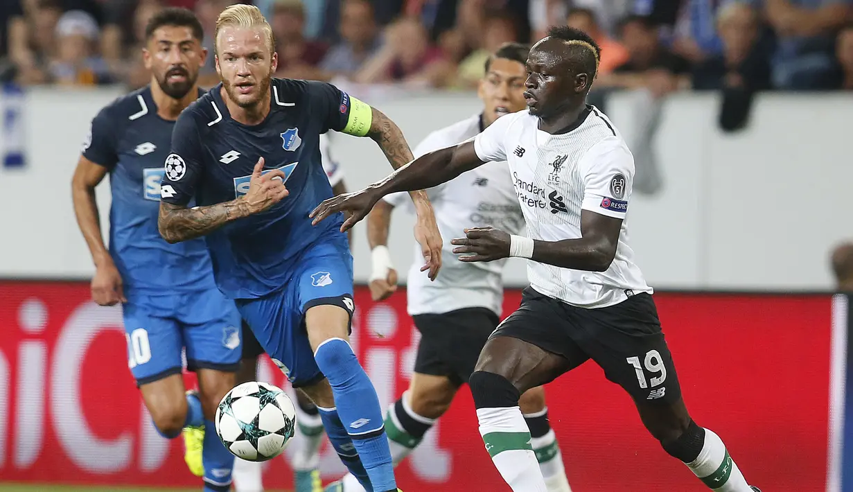 Pemain Hoffenheim, Kevin Vogt (kiri) mengejar bola bersama pemain Liverpool, Said Mane pada kualifikasi Liga Champions di Rhein-Neckar-Arena, Sinsheim, (15/8/2017). Liverpool menang 2-1.  (AP/Michael Probst)