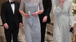 Kate Middleton berbincang dengan istri Duta Besar Inggris Edward Llewellyn sebelum makan malam di Kedutaan Besar Inggris di Paris (17/3). Kate dan William akan mengunjugi tempat serangan teror di gedung konser Bataclan. (AFP Photo/Pool/Eric Feferberg)