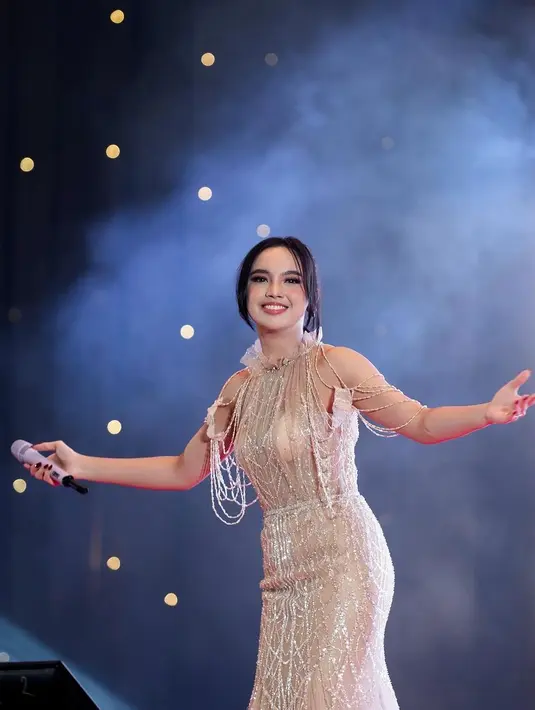 Gaya busana Lyodra saat manggung [Instagram/lyodraofficial]