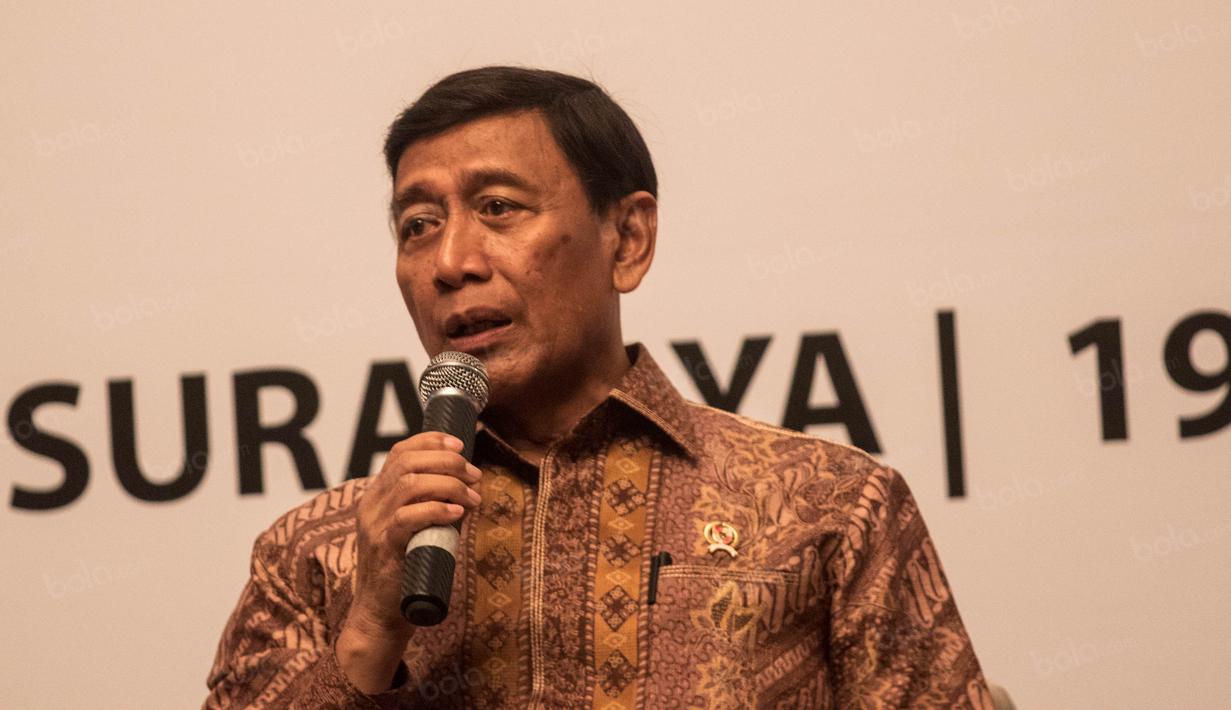 Ketum PBSI, Wiranto, memberikan keterangan saat jumpa pers Djarum Superliga 2017 di Hotel Kempinski, Jakarta, Rabu (11/1/2017). Tahun ini Djarum Superliga akan berlangsung pada 19-26 Februari di GOR DBL Arena. (Bola.com/Vitalis Yogi Trisna)