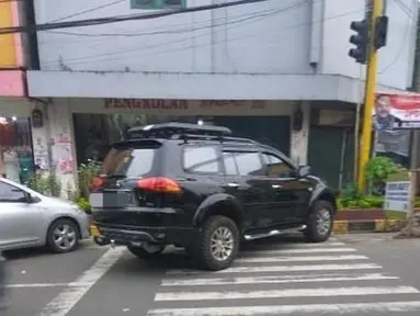 Jangan memaksakan parkir (Source: Instagaram/@radar_cianjur)