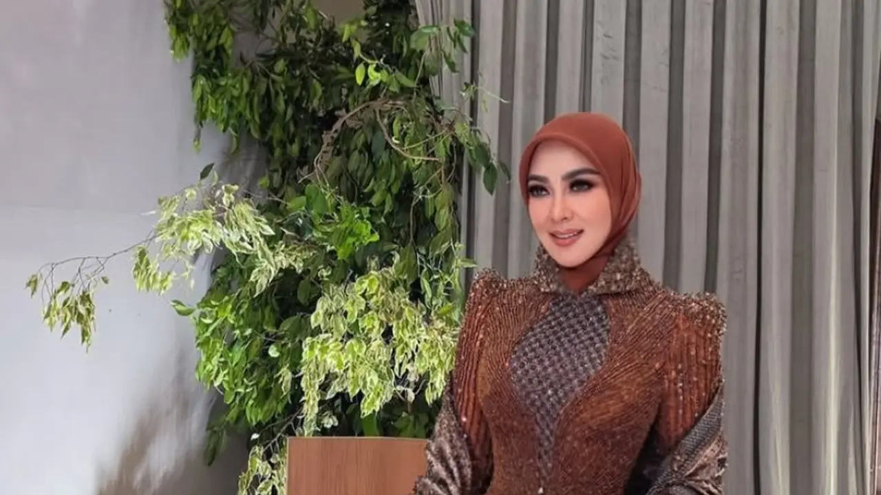 Potret Syahrini Kondangan