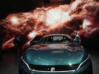 Peserta melihat sedan listrik Han EV dari produsen mobil China BYD selama pameran Auto Shanghai 2023 di Shanghai, China, Rabu (19/4/2023). (AP Photo/Ng Han Guan)