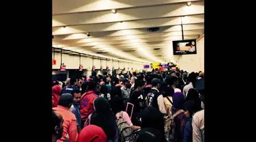 Suasana kekacauan di terminal 1B Bandara Soekarno-Hatta Cengkareng, Tangerang, Kamis (19/2/2015). (twitter.com/@tukangojeg) 