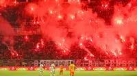Puluhan ribu Bonek menyalakan flare saat Persebaya Surabaya menghadapi Persibo Bojonegoro pada anniversary game menyambut hari ulang tahun&nbsp;Persebaya. (Bola.com/Aditya Wany)