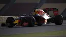 Pebalap Red Bull Formula One, Daniil Kvyat mencatatkan waktu terbaiknya yaitu 1m25,049s dari 69 lap pada sesi tes pramusim kedua di Sirkuit Catalunya, Barcelona, selasa (2/3/2016) malam WIB. (REUTERS/Sergio Perez)