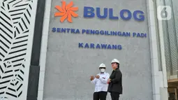 Ketua DPR RI Puan Maharani (kanan) bersama Direktur Utama Perum Badan Urusan Logistik (Bulog) Budi Waseso meninjau proses unit Modern Rice Miling Plant (MRMP) di Karawang, Jawa Barat, Rabu (21/9/2022). Kunjungan kerja tersebut guna membantu petani dalam negeri melalui infrastruktur penggunaan teknologi modern proses pengolahan beras untuk mewujudkan ketahanan pangan nasional. (Liputan6.com/Angga Yuniar)