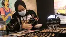 Petugas menunjukkan emas perhiasan yang dijual di Galeri 24, Jakarta, Selasa (15/12/2020). Harga emas hasil produksi PT Aneka Tambang Tbk (Antam) atau emas Antam kini turun Rp 1.000 per gram menjadi Rp 951 per gram pada perdagangan, Selasa (15/12). (Liputan6.com/Angga Yuniar)