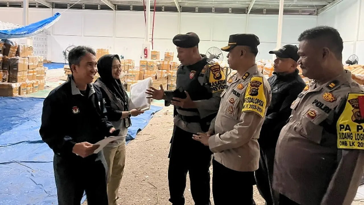 Proses serah terima logistik Pemilu 2024 berupa surat suara yang dikawal Polresta Pekanbaru dari pelabuhan ke gudang KPU Pekanbaru.