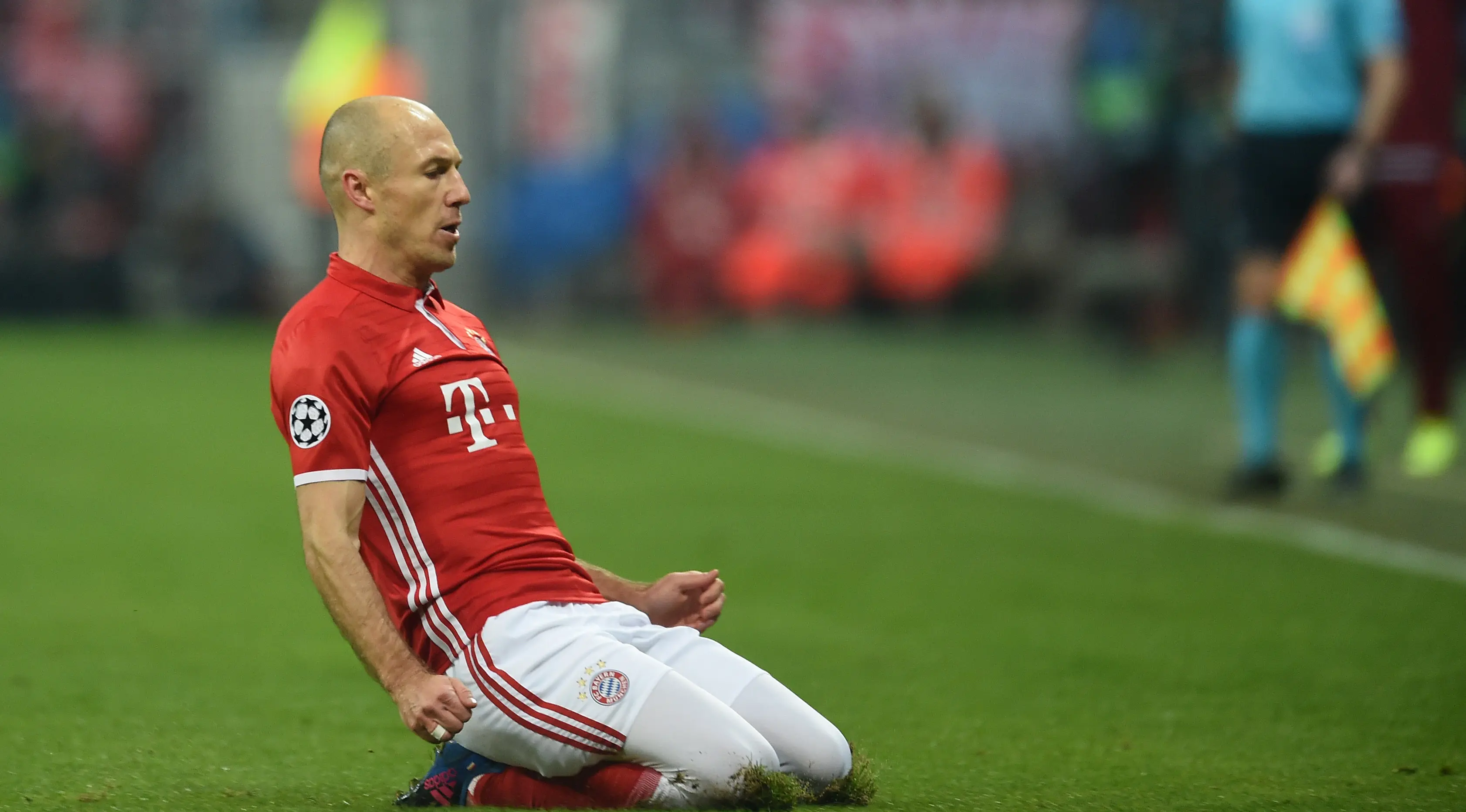 Arjen Robben membobol gawang Arsenal dengan gerakan khasnya. (AFP/Christof Stache)