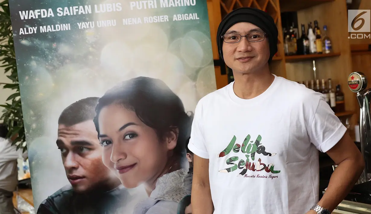 Penyanyi Anji berpose untuk awak media seusai konferensi pers film Jelita Sejuba (Mencintai Ksatria Negara) di Jakarta, Rabu (7/3). Anji dipercaya menjadi pengisi lagu soundtrack untuk film Jelita Sejuba. (Liputan6.com/Immanuel Antonius)