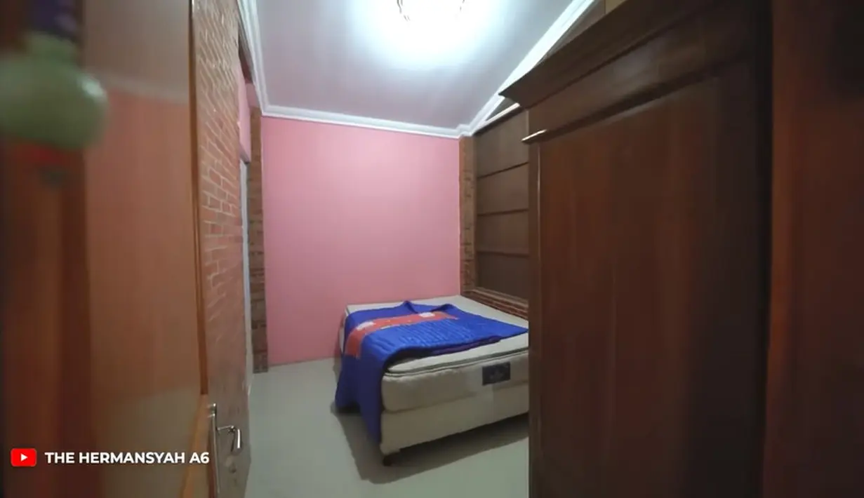 Tidak hanya beberapa dinding pembatas di dalam yang menggunakan sebagian kayu jati, tapi juga kamar Uteng. Tampak dinding warna merah muda dan lemari model lama dari kayu jati masih dipertahankan. [Youtube/The Hermansyah A6]
