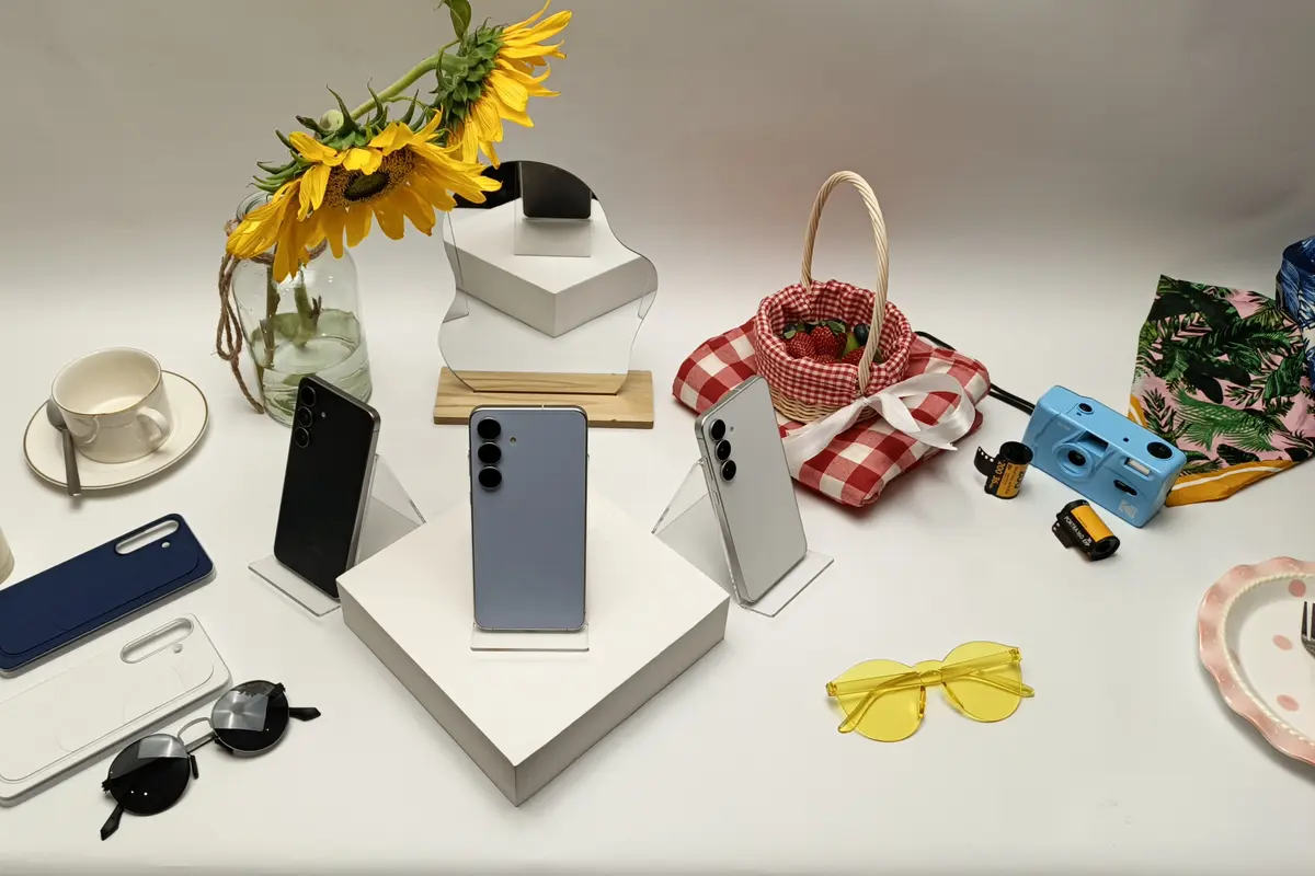 Display Model Samsung Galaxy S25 FE saat acara pengenalan di Jakarta.
