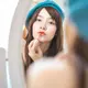 Ilustrasi perempuan menggunakan lip tint. (c) anon-tae/Depositphotos