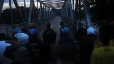 Salah satu jembatan tak dioperasikan karena lahar dingin Gunung Kelud (Liputan6.com/Helmi Fitriansyah).