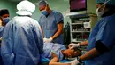 Tenaga medis melakukan operasi sterilisasi terhadap pasien di rumah sakit di Caracas, 27 Juli 2016. Krisis ekonomi parah yang melanda Venezuela membuat banyak wanita memilih operasi sterilisasi untuk mencegah kehamilan. (REUTERS/Carlos Garcia Rawlins)