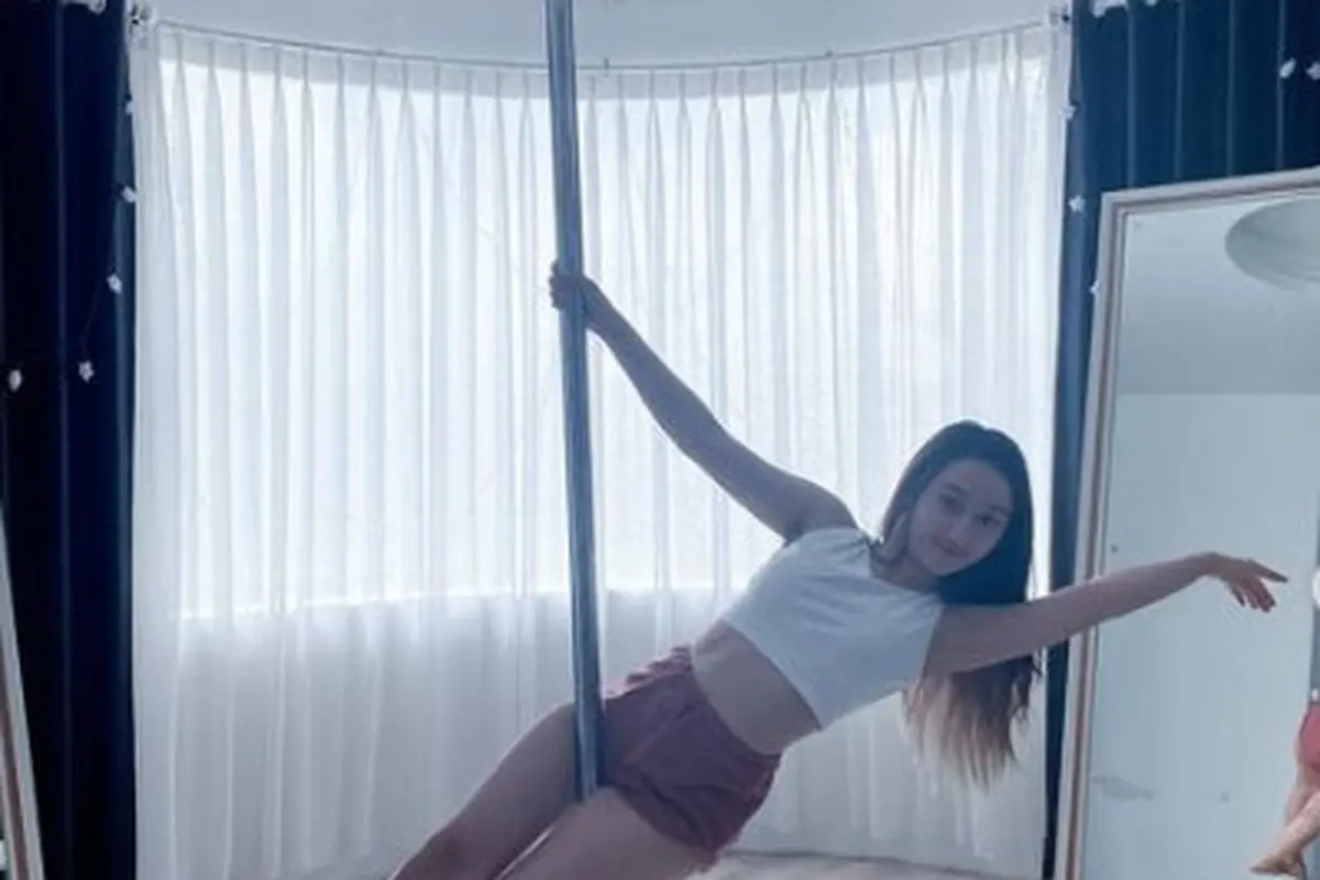 Potret Aksi Sandrina Saat Bermain Pole Dance