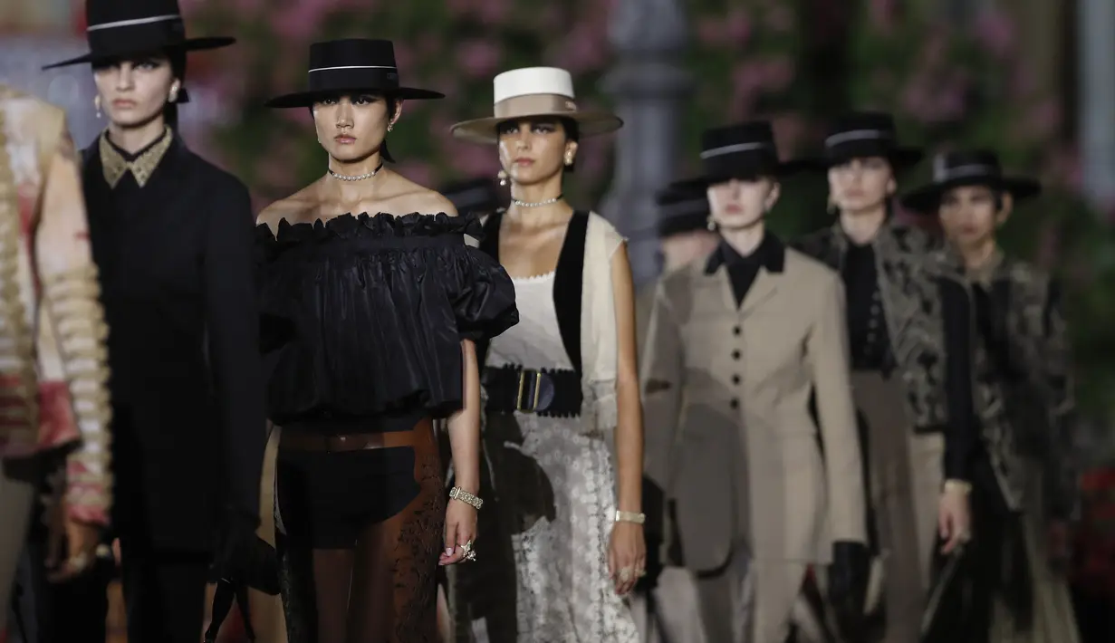 Model mengenakan kreasi sebagai bagian dari koleksi busana Dior Cruise 2023 yang disajikan di Seville, Spanyol, Kamis (16/6/2011). (AP Photo/Miguel Morenatti)