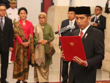 Presiden Joko Widodo melantik para Duta Besar RI baru di Istana Merdeka, Jakarta, Senin (13/3).  Pelantikan 17 duta besar berlangsung di ruang utama Istana Merdeka. (Liputan6.com/Angga Yuniar)