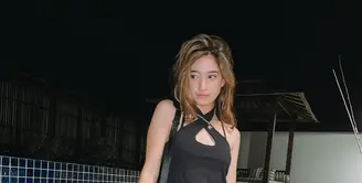 Dannia Salsabilla kerap tampil trendi dalam setiap kesempatan, salah satunya dengan fashion item andalan tank top. Beragam model tank top berhasil dipadupadankan dengan keren, seperti top model halter dengan aksen cut out yang di-mix and match dengan rok bersiluet bungkus motif floral. (Foto: Instagram @danniasalsabilla)