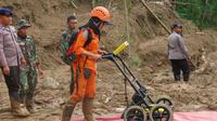 Korban yang tertimbun longsor di Kampung Sinar Harapan, Desa Harkat Jaya, Kecamatan Sukajaya, Kabupaten Bogor dicari dengan alat Ground Penetrating Radar untuk proses deteksi benda-benda yang terkubur di bawah tanah dengan tingkat kedalaman tertentu. (Lip