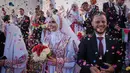 Pasangan Palestina berpartisipasi dalam upacara pernikahan massal di Kota Hamad, Khan Younis, Jalur Gaza, Selasa 2 Desember 2025. 54 pasangan muda Palestina di Gaza melangsungkan pernikahan massal pada Selasa (2/12/2025). (AP Photo/Abdel Kareem Hana)