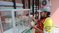 Tempat Nasi Gratis di Jalan Raya Cibodas, Antapani, Bandung. (Huyogo Simbolon)