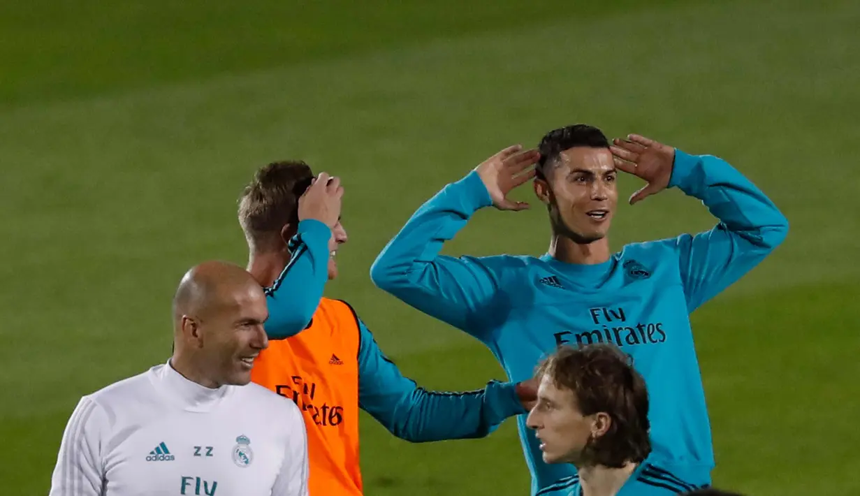 Penyerang Real Madrid, Cristiano Ronaldo melakukan pemanasan saat mengikuti sesi latihan di Abu Dhabi, Uni Emirat Arab,(11/12). Madrid akan menghadapi klub Uni Emirat Arab, Al Jazira pada laga semifinal Piala Dunia klub. (AP Photo/Hassan Ammar)