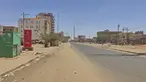 Sebuah jalan sepi digambarkan di Khartoum, Sudan, saat bentrokan mematikan antara pasukan jenderal saingan telah memasuki minggu ketiga, Senin (1/5/2023). (Photo by AFP)