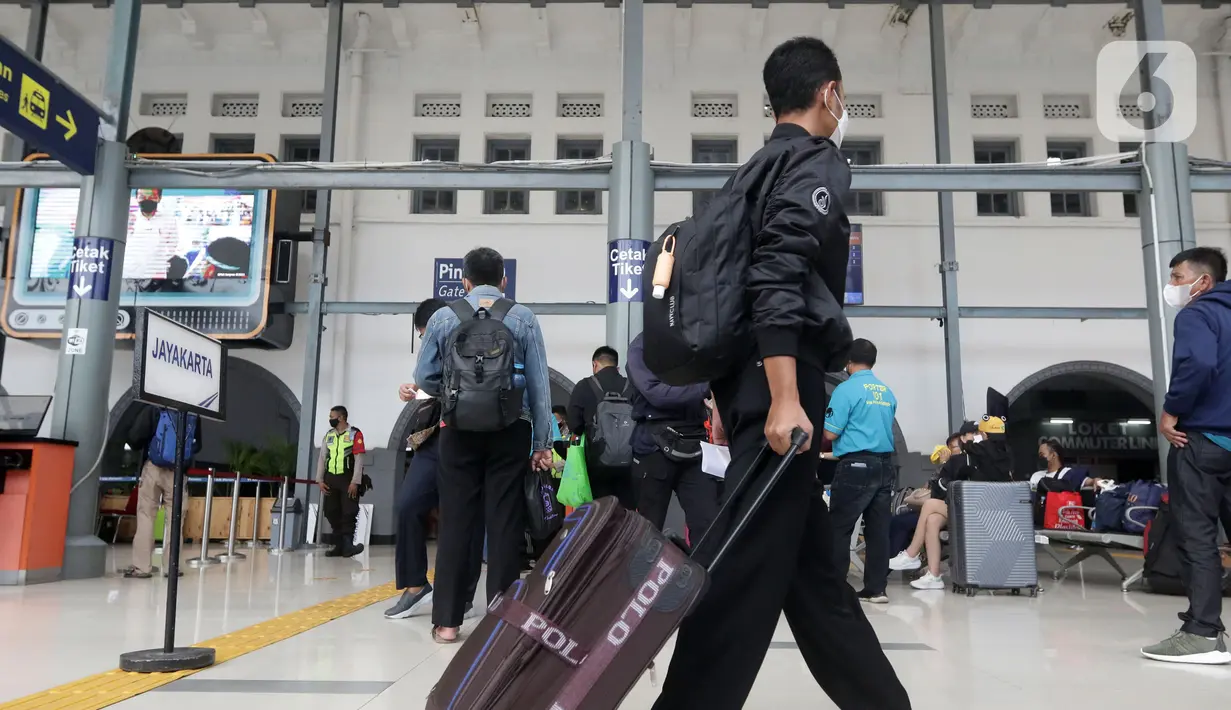 Calon penumpang KA Jarak jauh memasuki area Stasiun Pasar Senen, Jakarta, Jumat (28/1/2022). Jelang libur perayaan Tahun Baru Imlek, jumlah penumpang di Stasiun Pasar Senen mengalami kenaikan 8.598 orang dibanding Jumat (21/1) lalu sebanyak 7.402 orang. (Liputan6.com/Helmi Fithriansyah)