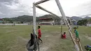 Anak-anak SSB PS TAL Sawahlunto tengah serius berlatih di Stadion Tanah Lapang Ombilin, Sawahlunto, (8/11/2016). (Bola.com/Nicklas Hanoatubun)