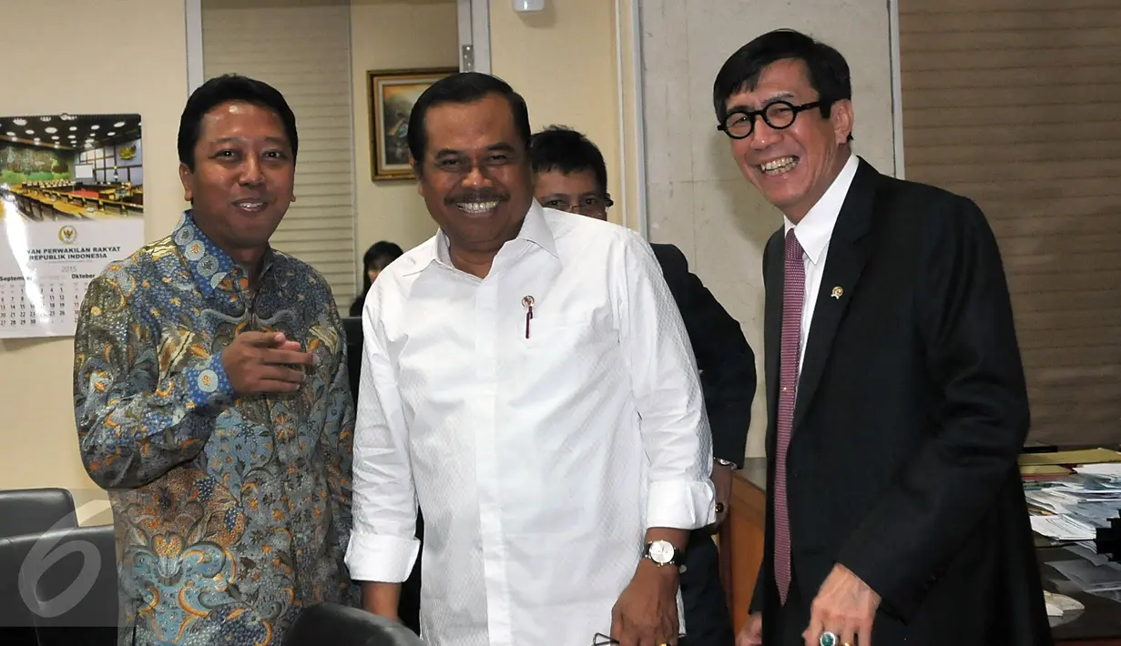 (Ki-ka) Romahurmuzi, Jaksa Agung HM Prasetyo dan  Menkumham Yasonna Laoly usai melakukan rapat kerja dengan Komisi III DPR di Komplek Parlemen, Jakarta, Kamis (17/9/2015). (Liputan6.com/Johan Tallo)