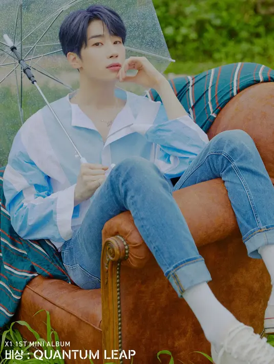 Leader X1 ini tampil dalam dua konsep foto yang berbeda. Di foto pertama, ia mengenakan kemeja dan celana jeans dengan dipadukan sneakers putih yang memberi kesan full colour. (Liputan6.com/Twitter/@x1official101)