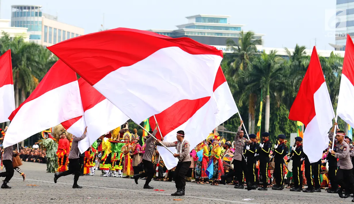 Atraksi serta tari daerah dipertunjukkan personel Polri dalam peringatan HUT Bhayangkara ke-71 di Lapangan Silang Monas, Jakarta, Senin (10/7). Acara ini menampilkan berbagai atraksi dari masing-masing kesatuan Polri. (Liputan6.com/Angga Yuniar)