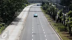 Suasana lalu lintas yang lengang di jalan protokol kawasan Jalan Sudirman, Jakarta, Selasa (6/7). Hampir semua jalan di Ibu Kota lengang saat sebagian besar warga mudik untuk merayakan Lebaran di kampung halaman. (Liputan6.com/Faizal Fanani)