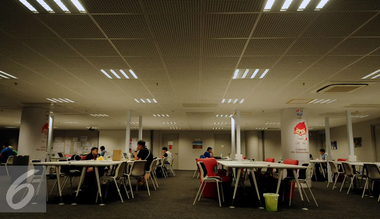 Suasana Main Press Centre (MPC) yang terletak di Gate 18 National Stadium Singapura, Senin (1/6/2015). Meski Sea Games 2015 baru dimulai 5 Juni mendatang, sejumlah wartawan mulai menggunakan fasilitas MPC untuk bekerja. (Liputan6.com/Helmi Fithriansyah)