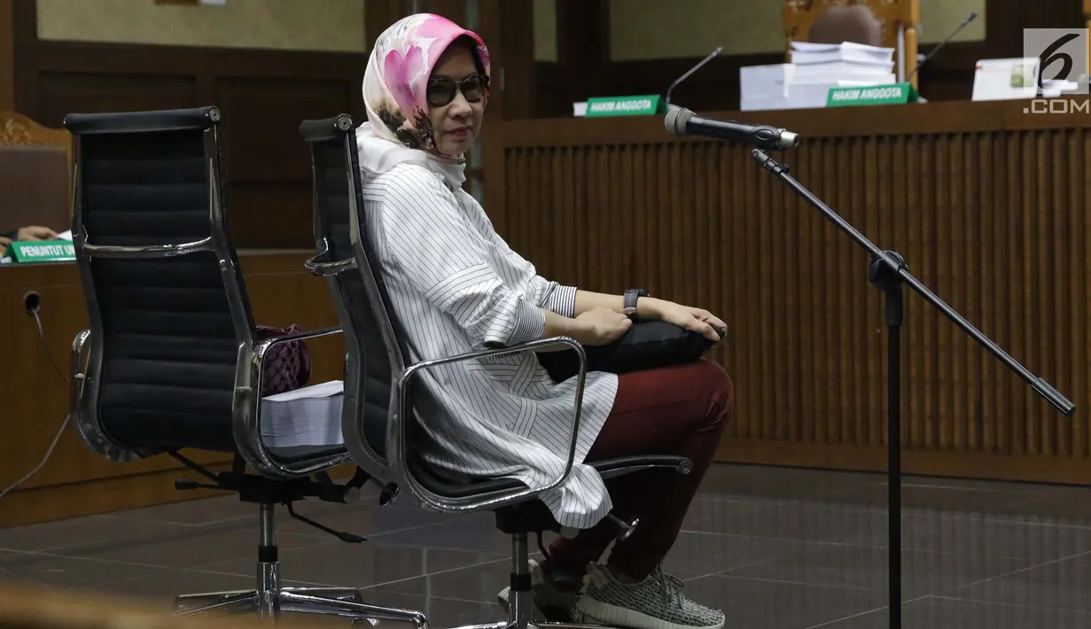 Terdakwa dugaan korupsi investasi perusahaan di Blok Basker Manta Gummy Australia Tahun 2009 yang juga Mantan Dirut PT Pertamina (Persero), Karen G Agustiawan saat jeda sidang pembacaan nota pembelaan di Pengadilan Tipikor, Jakarta, Kamis (29/5/2019). (Liputan6.com/Helmi Fithriansyah)