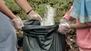 Anak-anak pesisir dan sukarelawan Kelas Jurnalis Cilik saat membersihkan sampah di kawasan Cilincing, Jakarta Utara, Minggu (5/12/2021). Kegiatana ini guna mengurangi sampah yang berdatangan akibat banjir rob. (merdeka.com/Iqbal S. Nugroho)