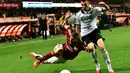 Pemain belakang Sassuolo, Alessandro Longhi (kanan) berusaha menahan laju pemain depan AC Milan, Adel Taarabt, saat berlaga di Stadion San Siro, (18/5/2014). (AFP PHOTO/Giuseppe Cacace)