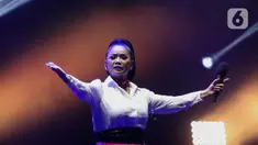 Penyanyi Vina Panduwinata tampil saat Festival Musik PestaPora 2024 di JIexpo Kemayoran, Jakarta, Sabtu (21/9/2024). (Liputan6.com/Herman Zakharia)