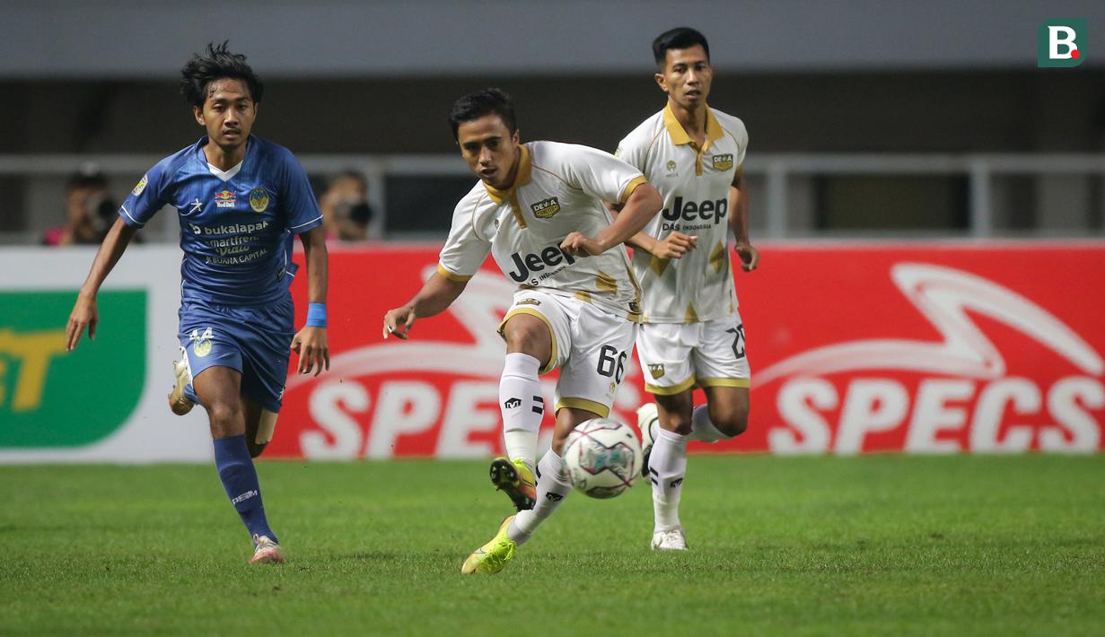 Pemain Martapura Dewa United, Gufroni Al Maruf melepaskan umpan saat menghadapi PSIM Yogyakarta dalam laga perebutan tempat ketiga Liga 2 2021 di Stadion Pakansari, Bogor, Kamis (30/12/2021). (Bola.com/Bagaskara Lazuardi)