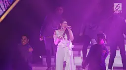 Penampilan penyanyi dangdut Via Vallen di Konser Raya 23 Indosiar Luar Biasa di Jakarta , Kamis (11/1). Via Valen dan Zaskia Gotik mebawakan lagu sayang dan juragan empang. (Liputan6.com/Herman Zakharia)