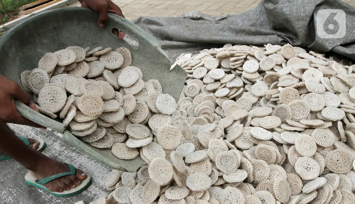 Pekerja menuangkan kerupuk kaleng di Depok, Jawa Barat. Naiknya harga bahan tepung tapioka pembuat kerupuk kaleng menyebabkan produsen kerupuk mengurangi kualitas produksi kerupuk. (Liputan6.com/Fery Pradolo) 