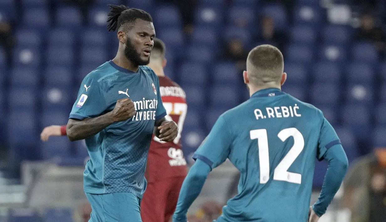 Pemain AC Milan, Franck Kessie, melakukan selebrasi usai mencetak gol ke gawang AS Roma pada laga Liga Italia di Stadion Olimpico, Roma, Minggu (28/2/2021). AC Milan menang dengan skor 2-1. (AP/Gregorio Borgia)