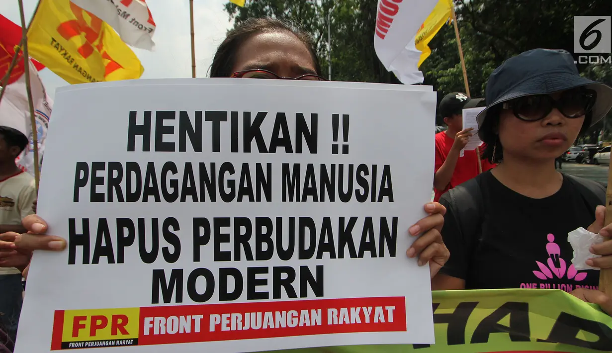 Massa dari berbagai elemen berunjuk rasa memperingati Hari Buruh Migran Internasional 2018 di depan Istana Merdeka, Jakarta (18/12). Mereka meminta pemerintah untuk memberikan jaminan lapangan pekerjaan dengan upah minimum. (Merdeka.com/Imam Buhori)