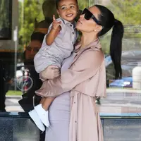 Dengan jumper berwarna khaki dan sneakers putih, North West menggemaskan banget ya! (Dunkin D/WCP/FAMEFLYNET PICTURES/E! News)