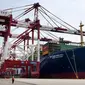 Foto dari udara pada 26 April 2020, HMM Algeciras berlabuh di Pelabuhan Qingdao di Qingdao, Provinsi Shandong, China. Kapal kontainer terbesar di dunia dengan kapasitas 24.000 unit ekuivalen dua puluh kaki itu memulai pelayaran perdananya dari Pelabuhan Qingdao pada Minggu (26/4). (Xinhua/Li Ziheng)