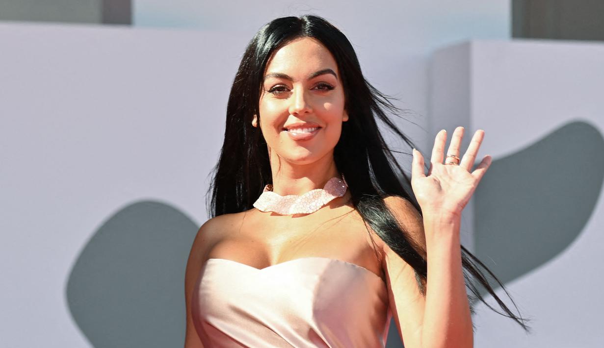 Sebagai model yang namanya sangat bersinar, Georgina bisa melakukan apapun. Selain itu, Georgina Rodriguez memiliki tubuh yang indah. Itu kenapa dirinya lumayan bersinar di dunia modeling. (Foto: AFP/Alberto Pizzoli)